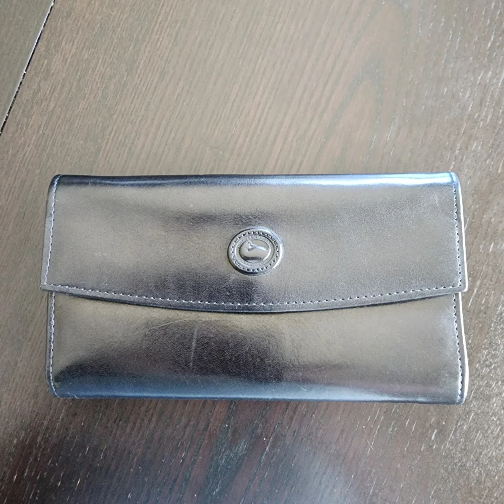 Black Smooth Leather Dooney & Bourke Wallet Elegant Sophisticated Minimalist